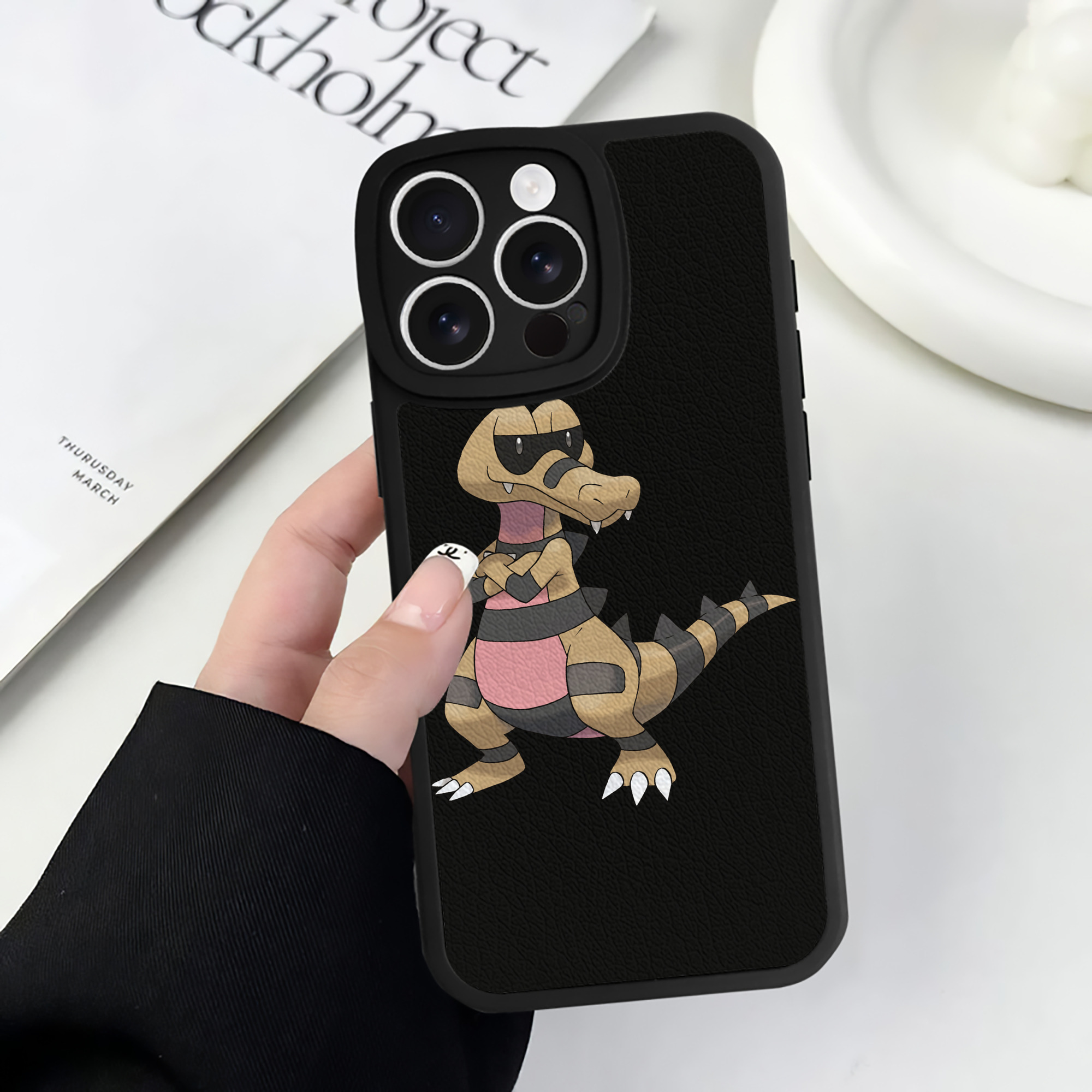 （画像用） ポケットモンスター Pokémon 【iPhone 16シリーズ対応】シリコンスマホケース（レザー調） 材質：シリコン
